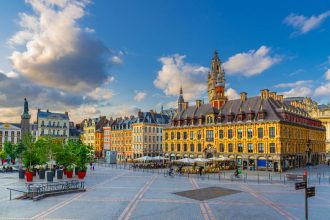 Pavés de la Grand-Place à Lille sous des pas d'habitants heureux