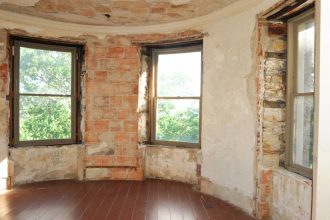 Fissures et infiltrations sur un mur d'un bâtiment ancien en cours d'évaluation