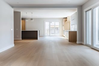 intérieur lumineux d'un logement ancien avec fenêtres agrandies