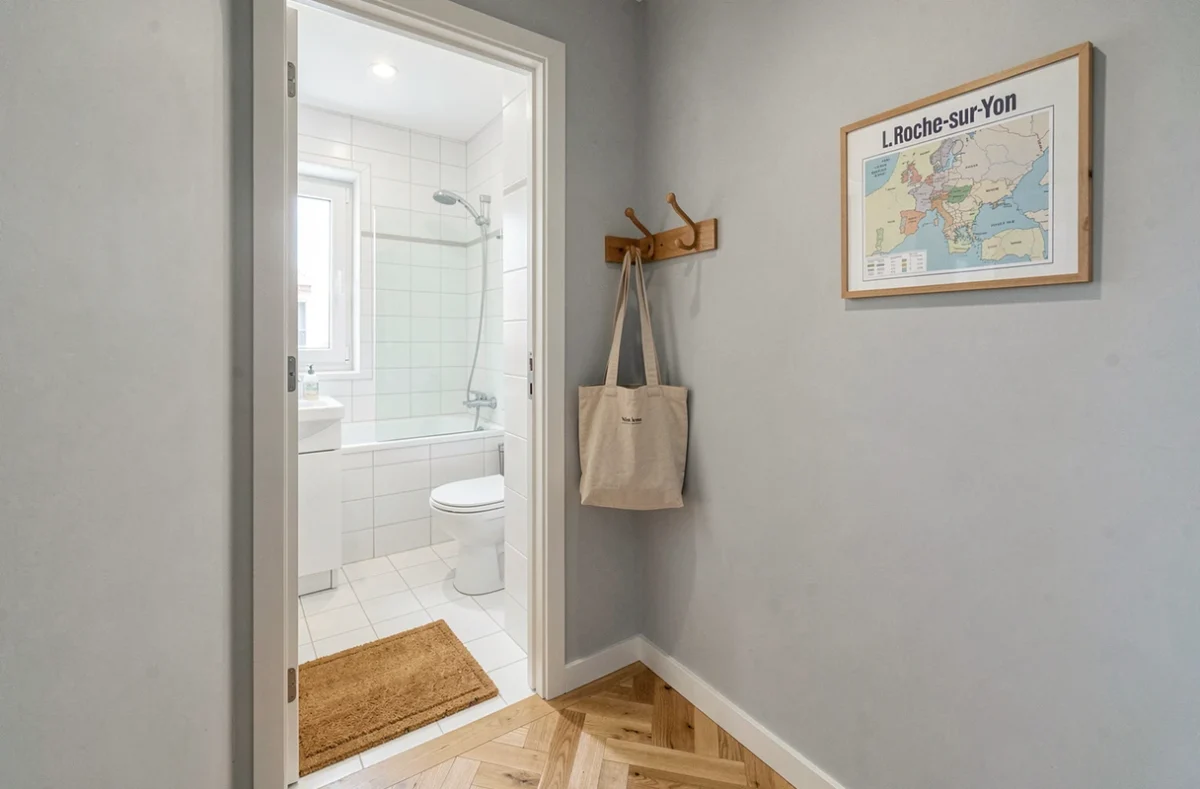 Entrée et salle de bain propres d'un studio de location courte durée à La Roche-sur-Yon