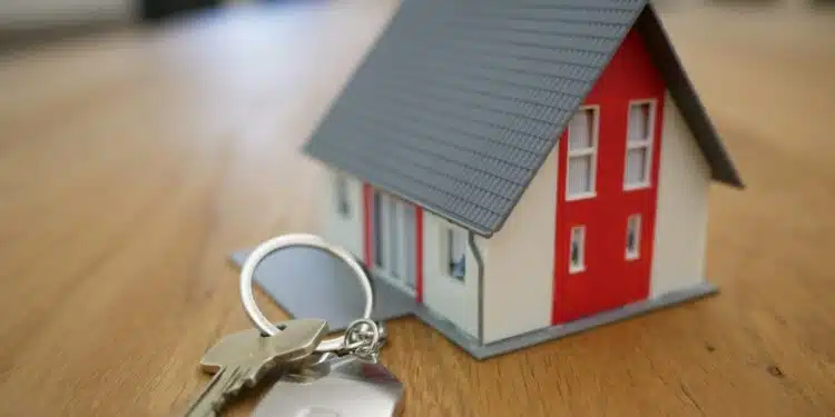 des clés et une maison miniature rouge